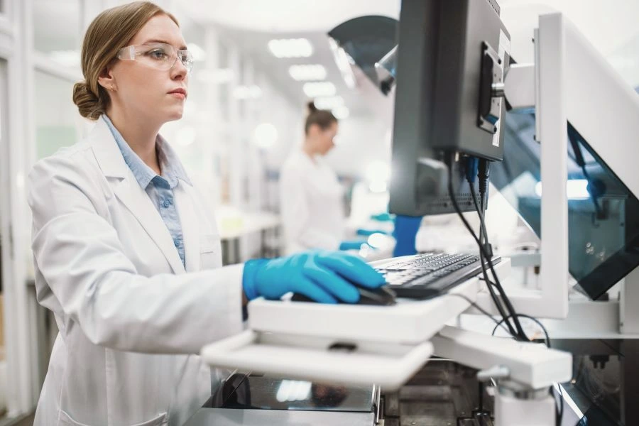 Investigador haciendo un análisis en un laboratorio.